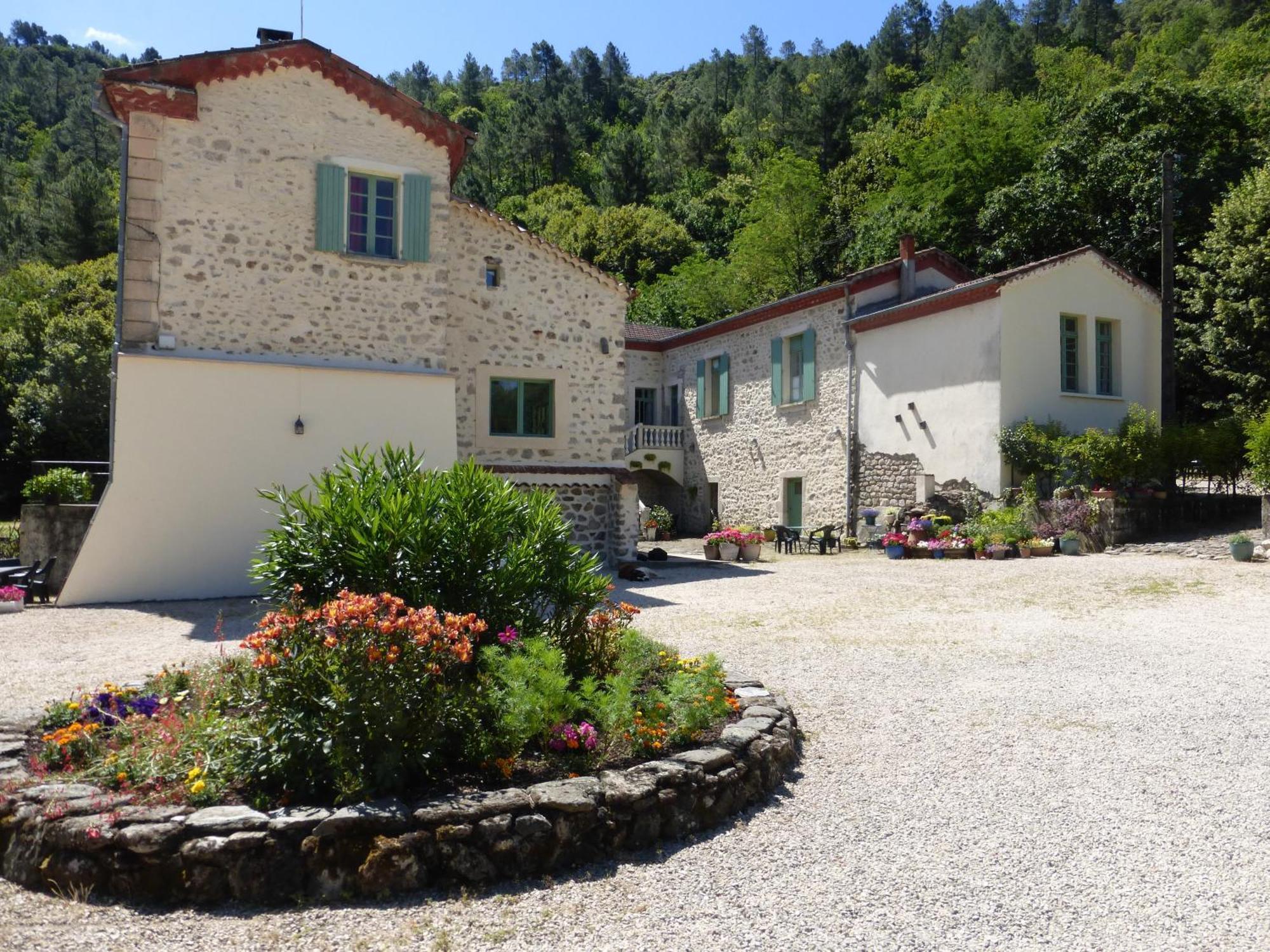 Chateau Du Fraissinet, 6 Gites Sleeping 2-8 Guests, Pool And River On Site La Tronche  Экстерьер фото